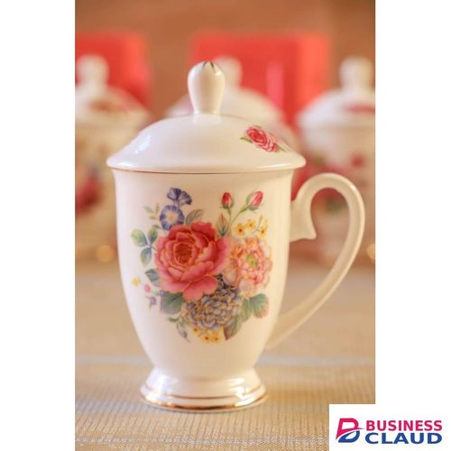 Bone china pink flowered vintage cup with lid 300 ml