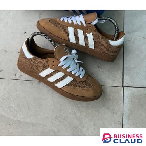 Low cut SNEAKERS