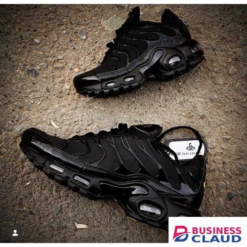 TN ALL BLACK SNEAKERS
