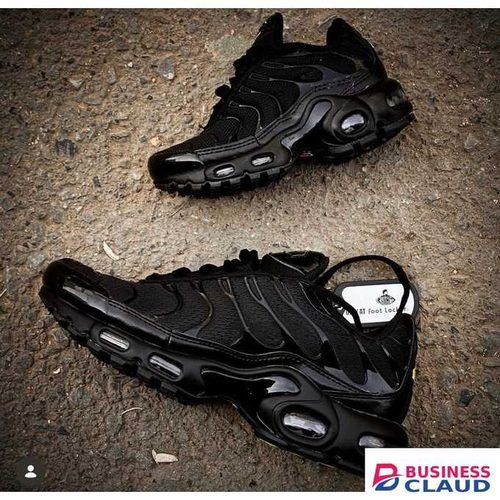 TN ALL BLACK SNEAKERS