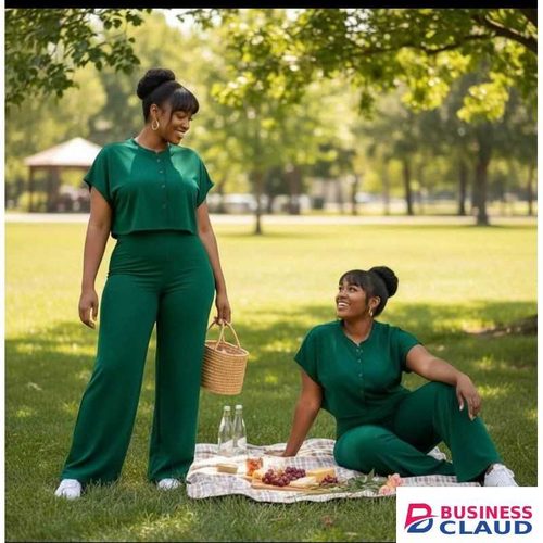 Elegant Two-Piece Women’s Lounge Set – Button Top & Wide-Leg Pants (Emerald Green)