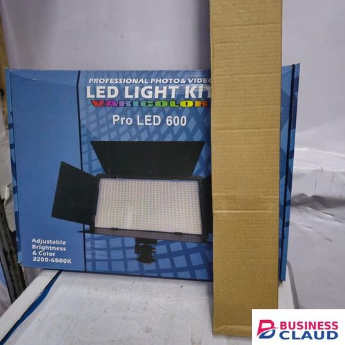 U600 LED Studio Video Light with Adjustable 2.1m Tripod Stand for Professional Shooting