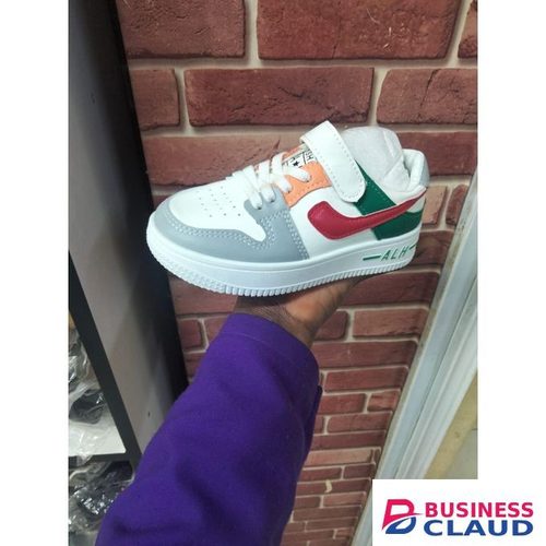 kids sport sneakers