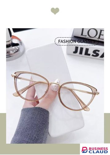 Retro cat eyes can be paired with prescription myopia glasses for women with good looks, small frames, no makeup, versatile personality