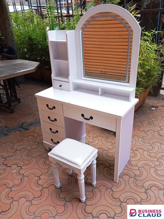 Dresser table