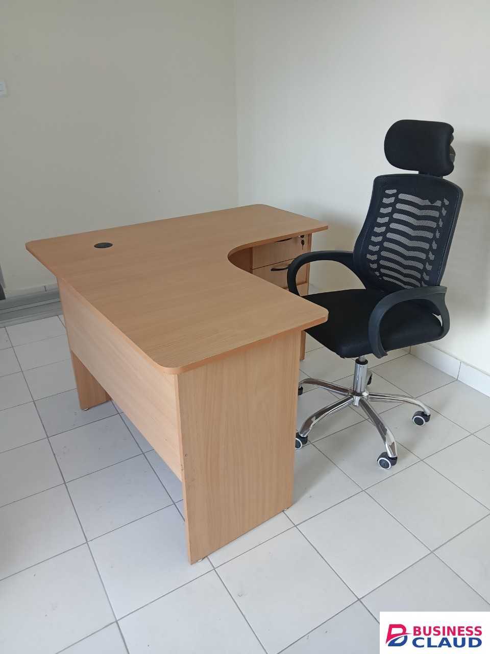 1.4M Curved Desk and Headrest Seat