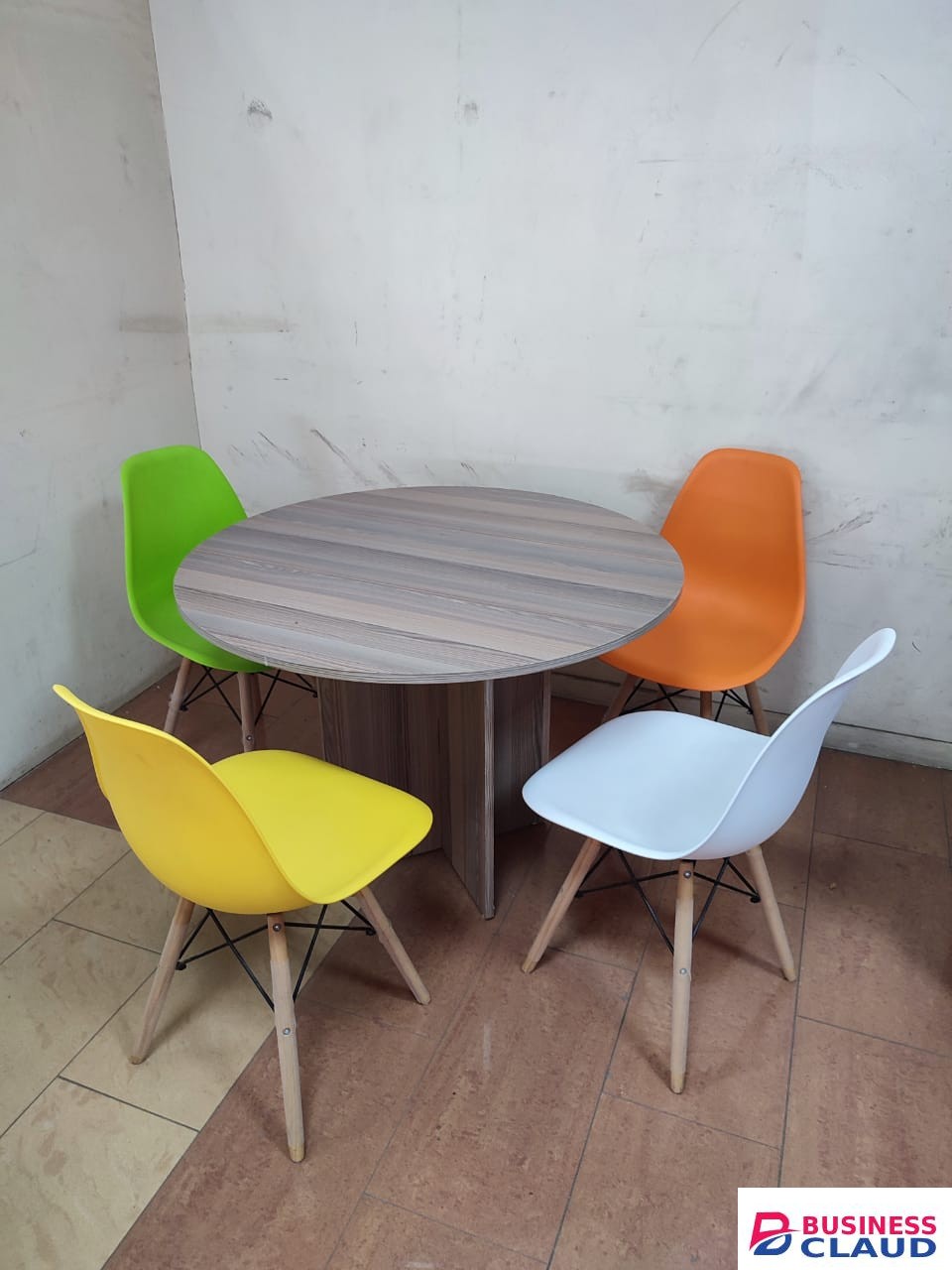 Round Table + 4 Seats