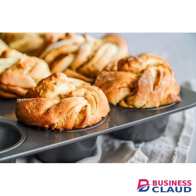 12 Hole Cupcake Baking Tray Tin Pan with Double Layer Non-Stick Coating, Ideal for Baking Buns, Cupcakes, Yorkshire Puddings and Muffins